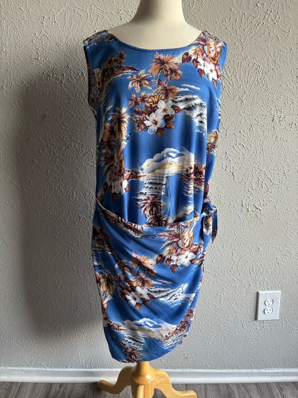 Hilo Hattie Blue Floral Hawaiian Shirt with Red Logo Tag - Picture 9 of 15